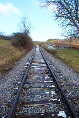 Bahngleise verlaufen geradeaus vom Betrachter weg