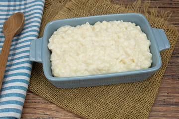 plat de riz au lait sur une table 
