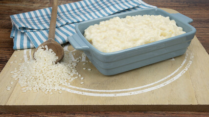 plat de riz au lait sur une table 