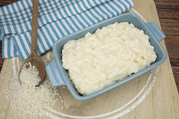 plat de riz au lait sur une table 