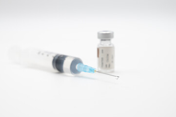 Une seringue et un flacon