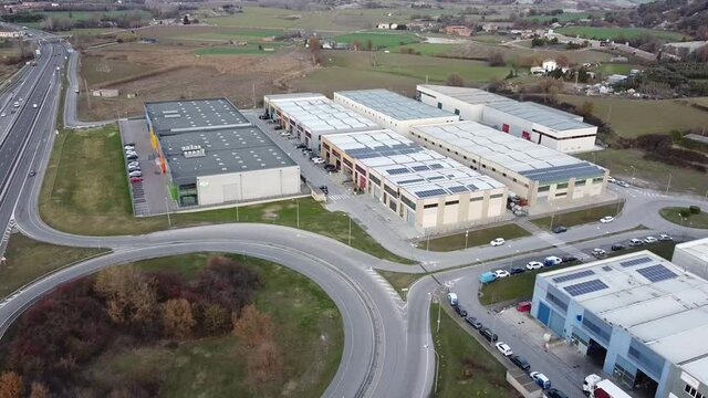 Vista aerea de una zona industrial al lado de l'autov&iacute;a C-17 en la poblaci&oacute;n de Tona, Osona durante el d&iacute;a