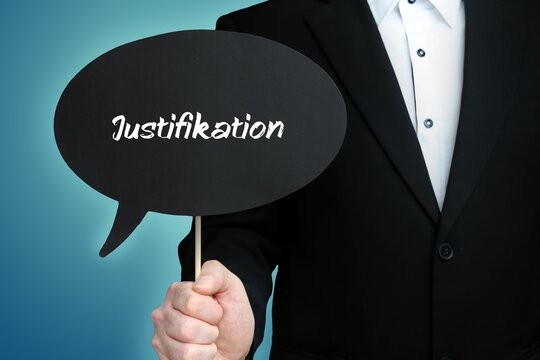 Justifikation. Mann (Anwalt) h&auml;lt Schild mit Beschriftung. Sprechblase mit Text (deutsch). Hintergrund blau