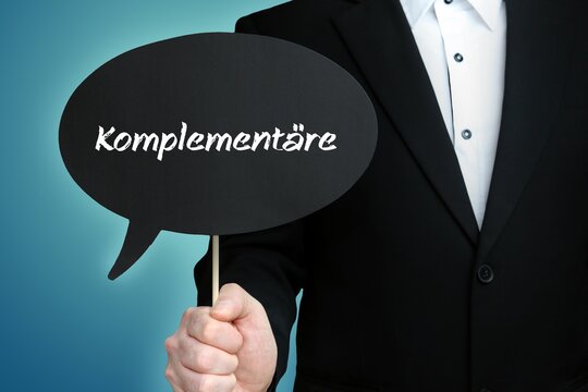 Komplement&auml;re. Mann (Anwalt) h&auml;lt Schild mit Beschriftung. Sprechblase mit Text (deutsch). Hintergrund blau