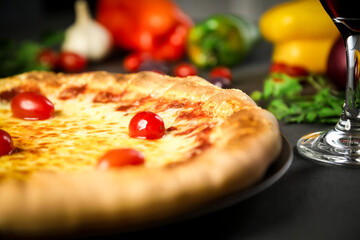 Pizza - tradicional brasileira, vegetais, ingredientes em um fundo escuro de madeira envelhecida. Espaço para texto.