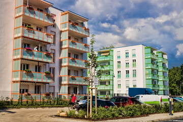 bernburg, deutschland - sanierter plattenbau