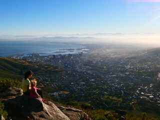 Naklejka premium Wanderin mit Kind am Lion's Head mit Blick auf Kapstadt, Südafrika