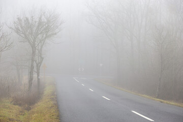 Abzweigung der Strasse im Nebel