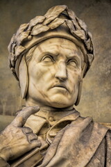 Fototapeta na wymiar Florenz, italien - statue des Dante Alighieri