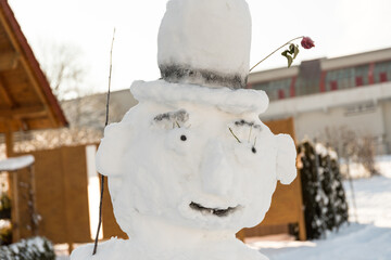 echter Schneemann dekoriert - Nahaufnahme © alho007