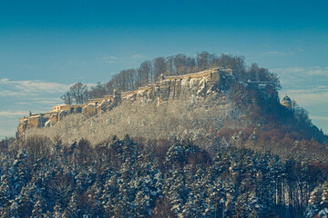 Festung Königstein in der Sächsischen Schweiz im Winter mit Schnee
