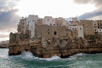 Fototapeta premium Polignano a Mare sobre el mar Adriático, provincia de Bari, región Puglia, sur de Italia.