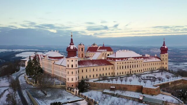 Stift G&ouml;ttweig in der Wachau im Winter. Wundersch&ouml;nes Geb&auml;ude und ber&uuml;hmte Sehensw&uuml;rdigkeit in Nieder&ouml;sterreich mit Schnee.