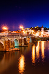 puente romano sobre el rio Nabao y castillo templario, Tomar, distrito de Santarem, Medio Tejo, region centro, Portugal, europa