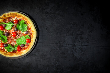 Pizza - tradicional brasileira, vegetais, ingredientes em um fundo escuro de madeira envelhecida. Espaço para texto.