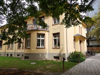 Repräsentative alte Villa mit Fassade in Beige und Naturfarben mit grünem Vorgarten im Sommer bei...