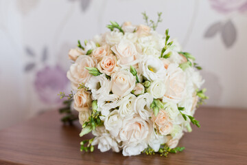 Obraz na płótnie Canvas Tender Bride's bouquet from tender roses