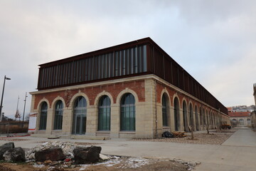 Ancien bâtiment de la manufacture nationale d'armes transformé en école d'art et du design dans la cité du design, ville de Saint Etienne, département de la Loire, France