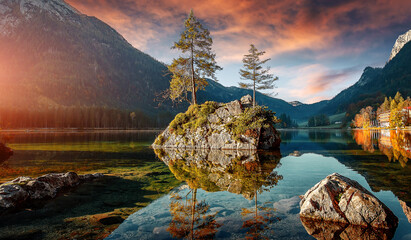 Panele Szklane  Cudowna słoneczna sceneria. Wspaniały krajobraz górski. Malowniczy obraz bajkowego jeziora Hintersee o zachodzie słońca. Popularny cel podróży i wędrówek. Zdjęcie dzikiego obszaru. Niesamowite tło natury
