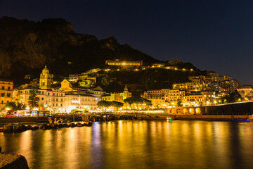 Fototapeta na wymiar イタリア　ライトアップされたアマルフィの海岸沿いの夜景