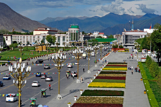 Avenida na cidade de Lhasa. Tibete. China