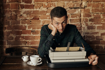 Obraz premium Professional handsome reporter working at office desk