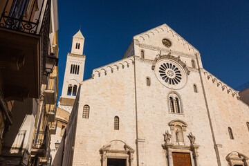 Fototapeta na wymiar イタリア　バーリ大聖堂のファサードと鐘塔 