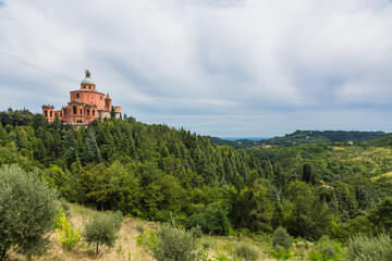 Fototapeta na wymiar イタリア　ボローニャの丘の上にあるサン・ルカ教会 