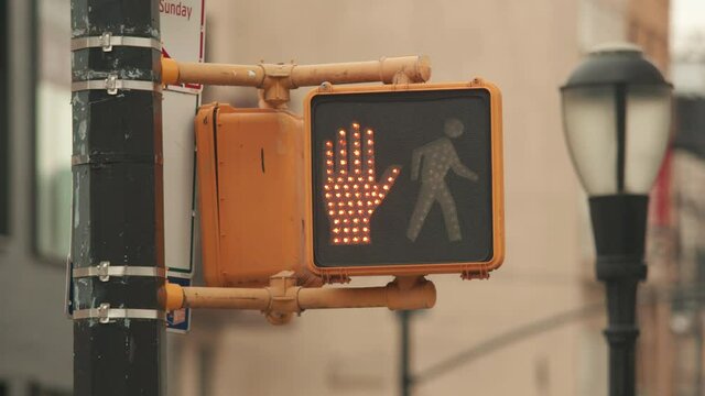 daytime sign cycles between walk and don't walk