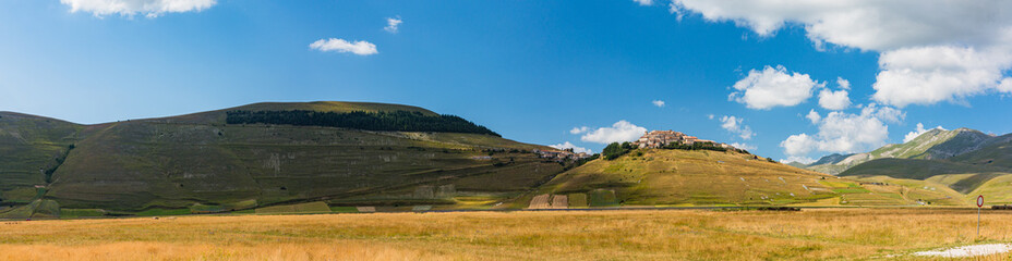 Fototapeta na wymiar イタリア　カステルッチョ・ディ・ノルチャの丘にある村 