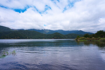 曇りの日の美しい観光地の湖