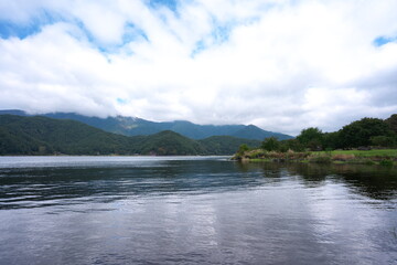 曇りの日の観光地の湖の景色