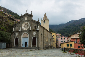 Fototapeta na wymiar イタリア　チンクエ・テッレのリオマッジョーレのサン・ジョヴァンニ・バッティスタ教会