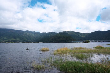 曇りの日の静かな広大な湖の観光地