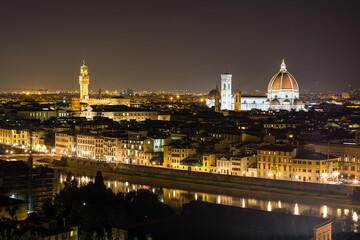 Fototapeta na wymiar イタリア　ミケランジェロ広場から見えるフィレンツェの夜景とライトアップされたドゥオーモ