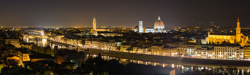 Fototapeta na wymiar イタリア　ミケランジェロ広場から見えるフィレンツェの夜景とライトアップされたドゥオーモ