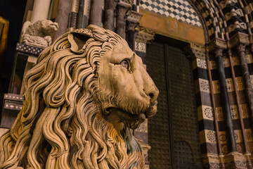 イタリア　ジョノヴァのサン・ロレンツォ大聖堂の獅子像