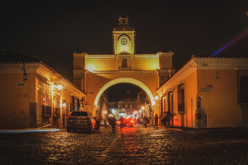 arco de santa catalina en antigua Guatemala por la noche en una dia lluvioso