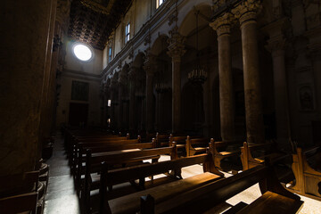 イタリア　光が差し込んだレッチェのサンタ・クローチェ聖堂
