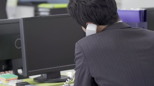 電話をするビジネスマン