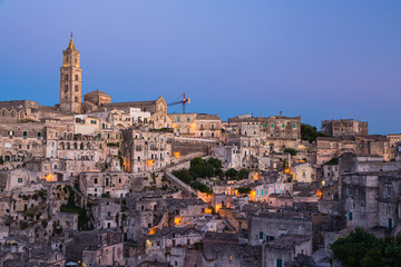 イタリア　黄昏時のマテーラの洞窟住居とマテーラ大聖堂
