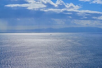 地球岬の展望台から内浦湾越しに見る船と山並みのコラボ情景＠北海道