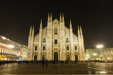 イタリア　夜になってライトアップされたミラノの大聖堂広場に建つドゥオーモ