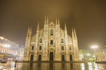 Fototapeta na wymiar イタリア　夜になってライトアップされたミラノの大聖堂広場に建つドゥオーモ