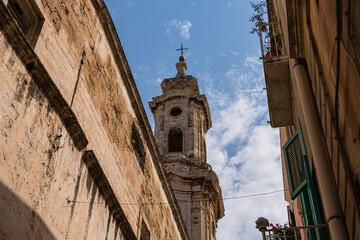 イタリア　モノポリの路地から見える塔