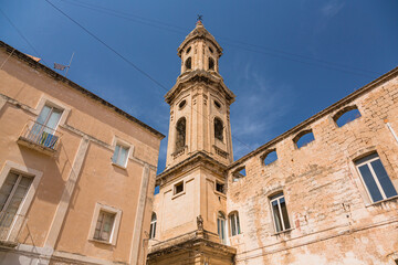 Fototapeta na wymiar イタリア　モノポリの路地から見える塔