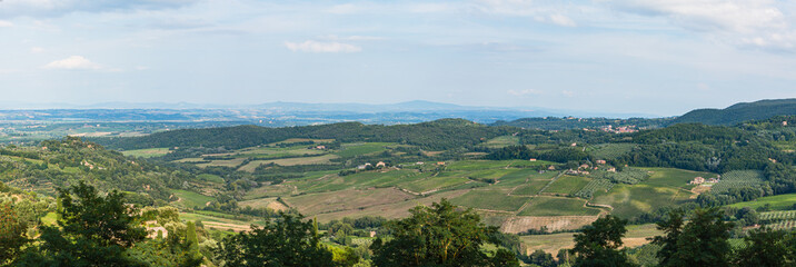 Fototapeta na wymiar イタリア　モンテプルチャーノ郊外の風景 