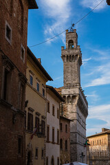 Fototapeta na wymiar イタリア　モンテプルチャーノの塔 