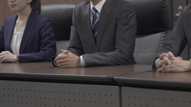 会議・ミーティングをするビジネスマン
