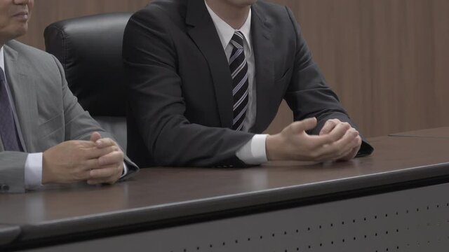 会議・ミーティングをするビジネスマン